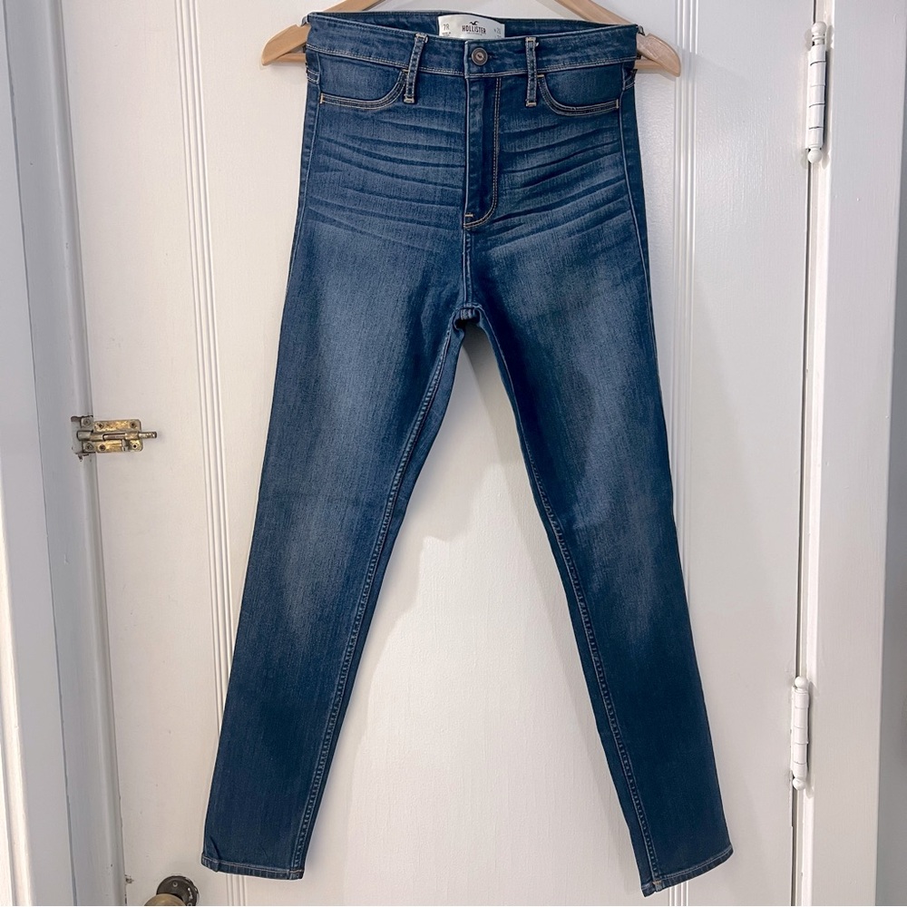 Hollister high rise super skinny jean 7R , 28W, Medium wash, zipper fly